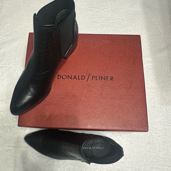 Donald J. Pliner Shoes - Donald J. Pliner Black Snakeskin Women’s Boots- NIB Size 6